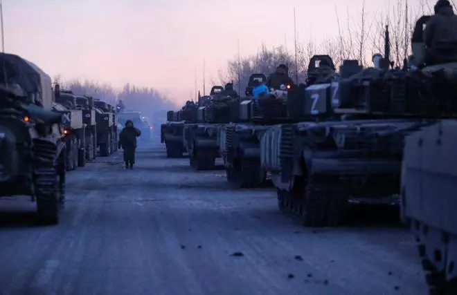 एक दृश्य में यूक्रेन-रूस संघर्ष के दौरान रूस समर्थक सैनिकों के एक बख्तरबंद काफिले को 28 मार्च, 2022 को यूक्रेन के दक्षिणी बंदरगाह शहर मारियुपोल की ओर जाने वाली सड़क पर दिखाया गया है। 
