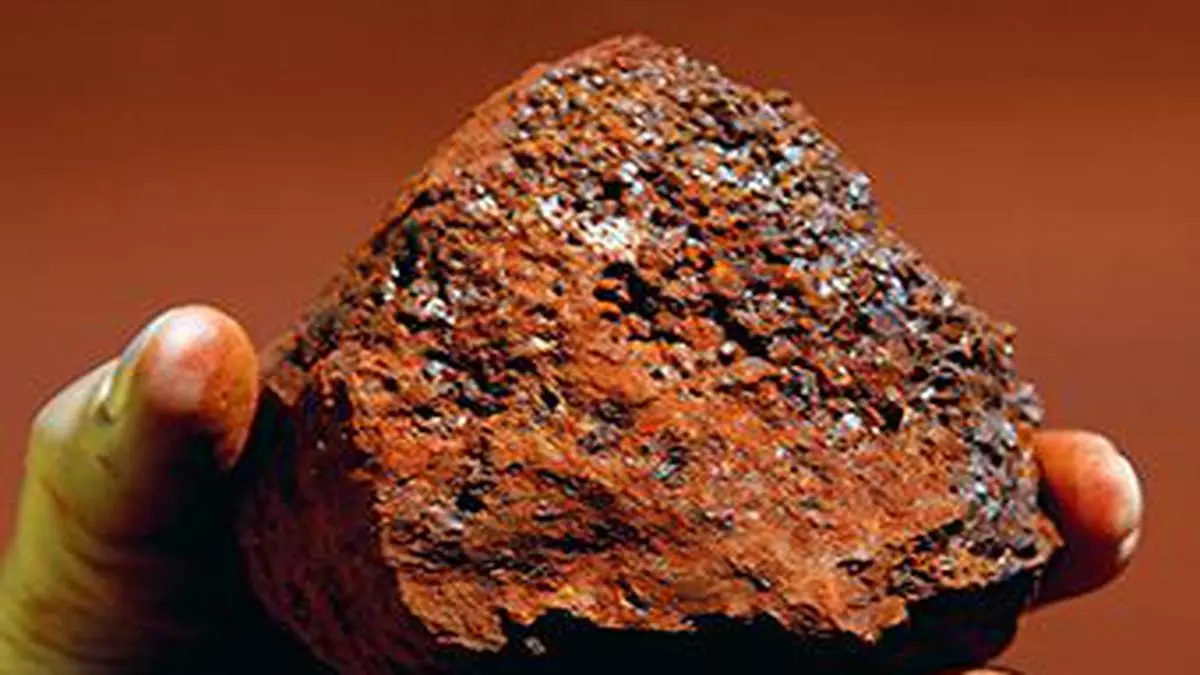 Los precios del mineral de hierro caen a mínimos de 3 meses mientras China frena la producción de acero