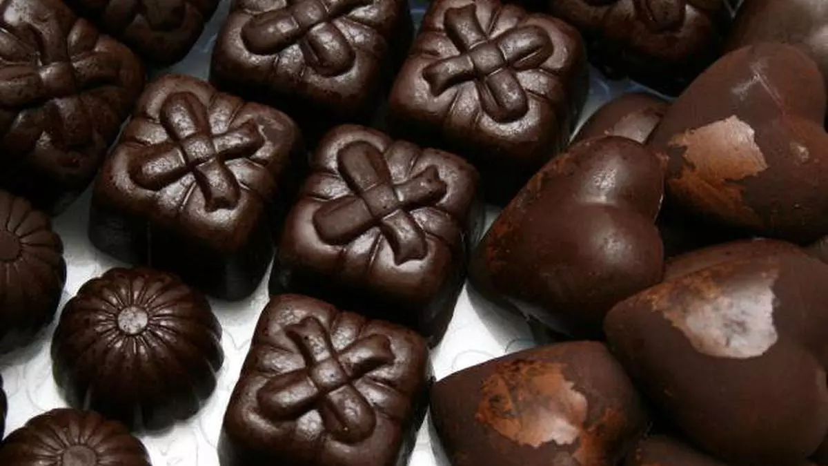Men get more health benefits from dark chocolate than women: Study ...