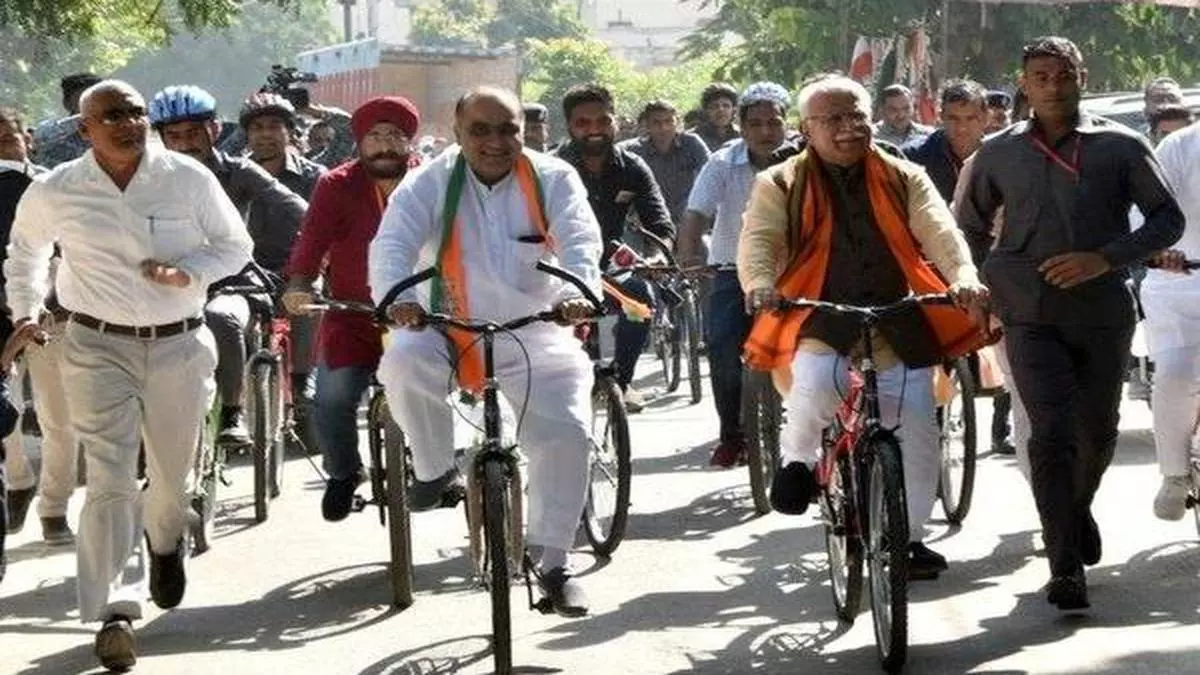 Manohar Lal Khattar travels by train to Karnal, then rides bicycle to cast his vote - The Hindu BusinessLine