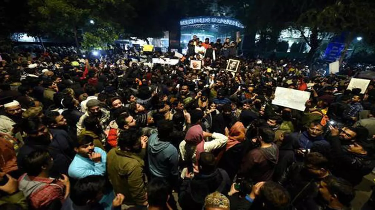 Картинки по запросу They didn’t listen’: Jamia students allege assault by Delhi Police, cops deny charge